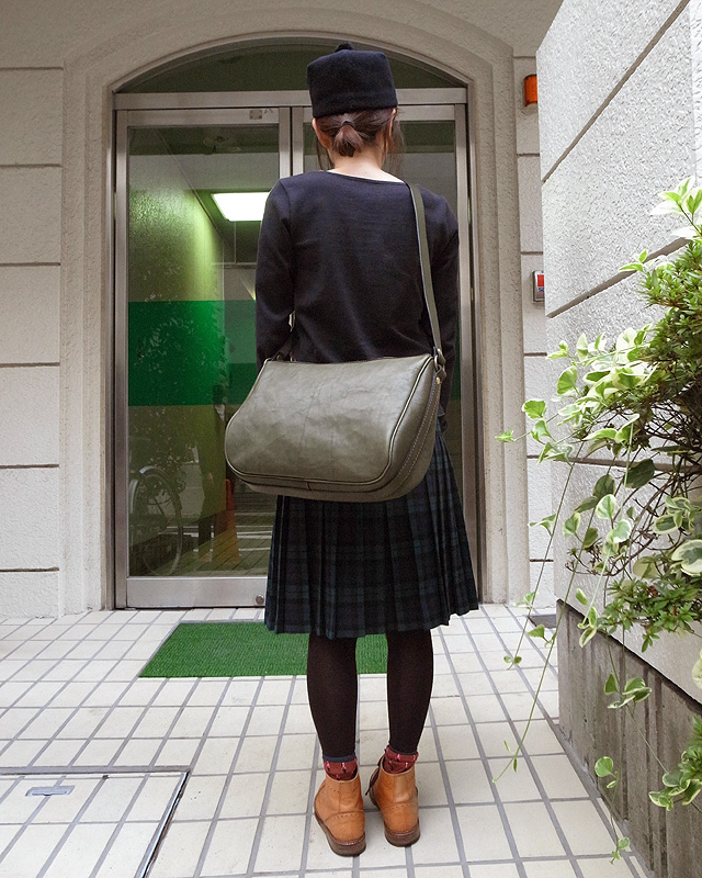 シンプルなショルダーバッグ 女性着用