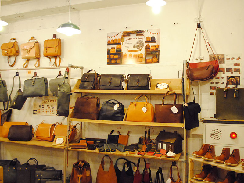 キャラバン 大阪店内