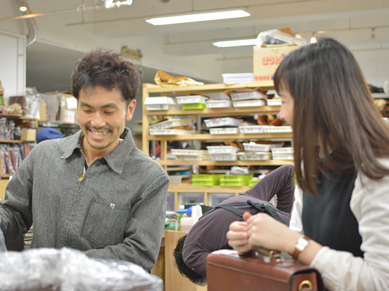 本店 検品の様子