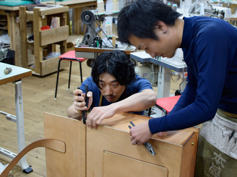 仮留めする作り手の向