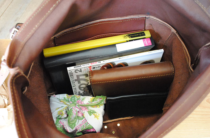 中はかなり大きいので荷物もかなり入りますね。(Lサイズ)