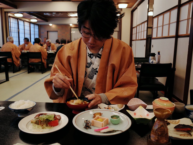 ご飯を食べる小野寺