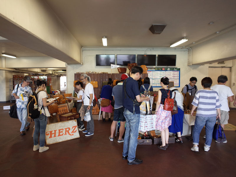 真夏の東京蚤の市 ヘルツ出店風景