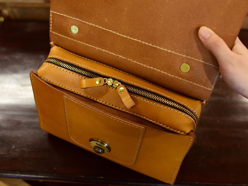 アオリノハンドバッグ あおりポケット