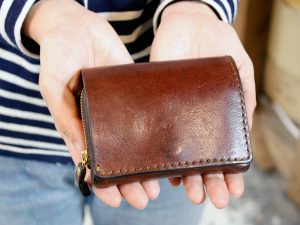 仙台店スタッフ:佐藤「小型の二つ折り財布」