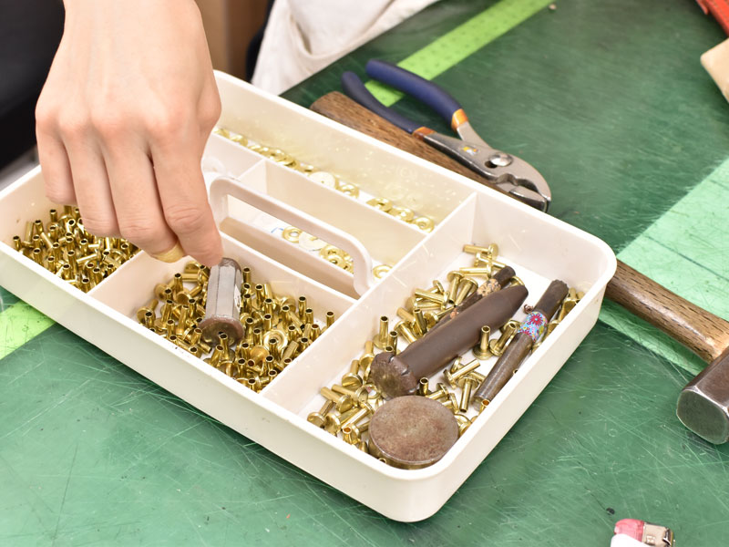 ランドセルで使用する金具パーツを選定する様子