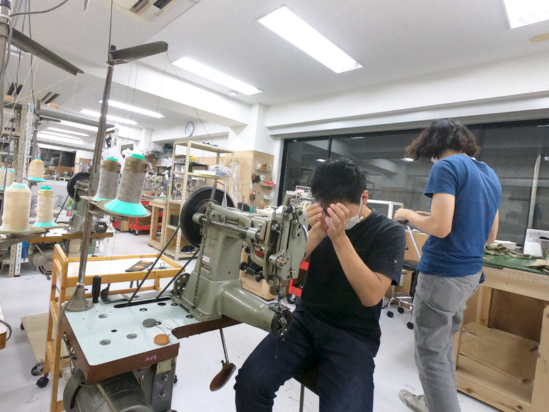 古川と入間川が2wayスクエアリュック(R-66)を作る様子4