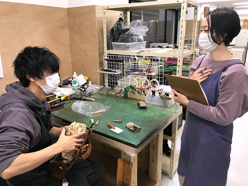 NET工房作り手:桐生にインタビューする下田