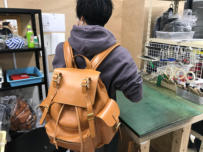桐生が愛用しているオールドスタイル・ピクニックリュック(R-65)革色キャメル