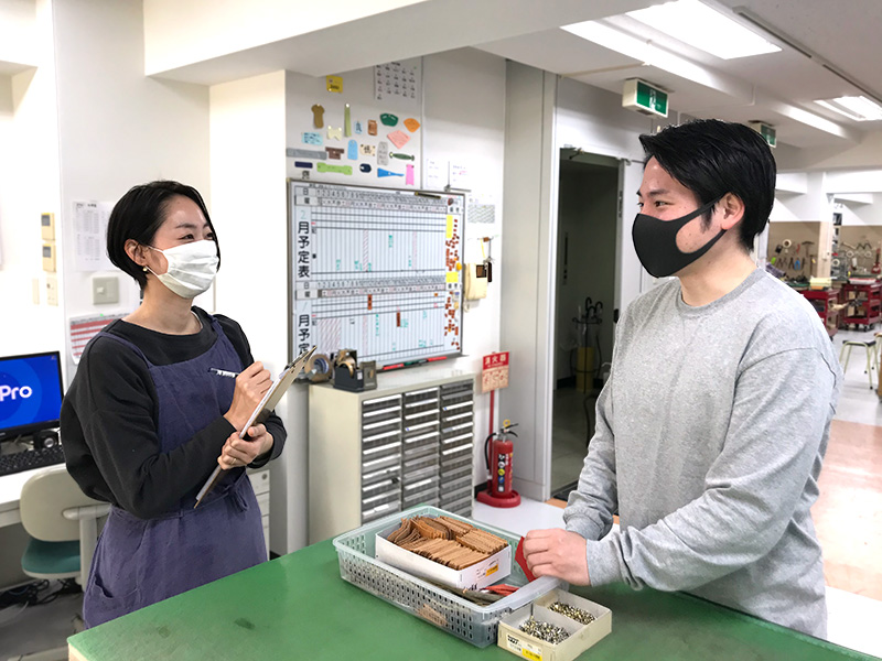 オンラインショップ:野元にインタビューする下田