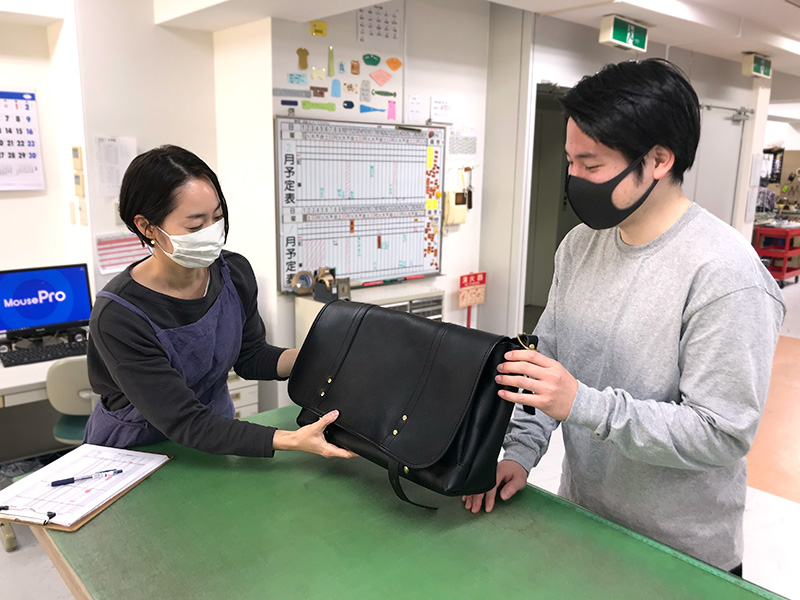 野元が愛用しているメッセンジャーバッグ(CM-100)革色ブラック