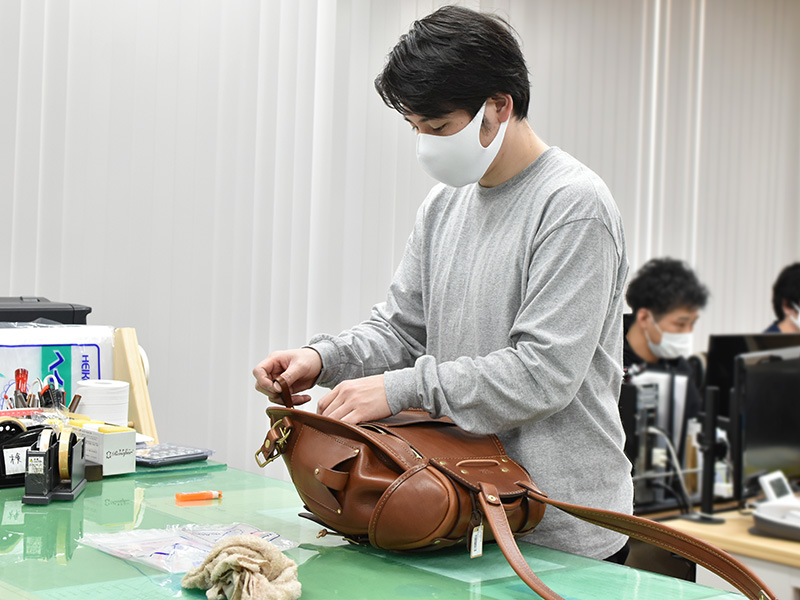 鞄を検品するオンラインショップスタッフ:野元の様子