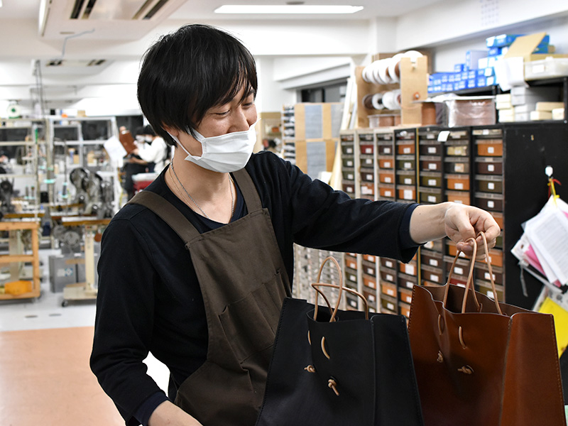 革紙袋(T-5)について話す作り手:滑川
