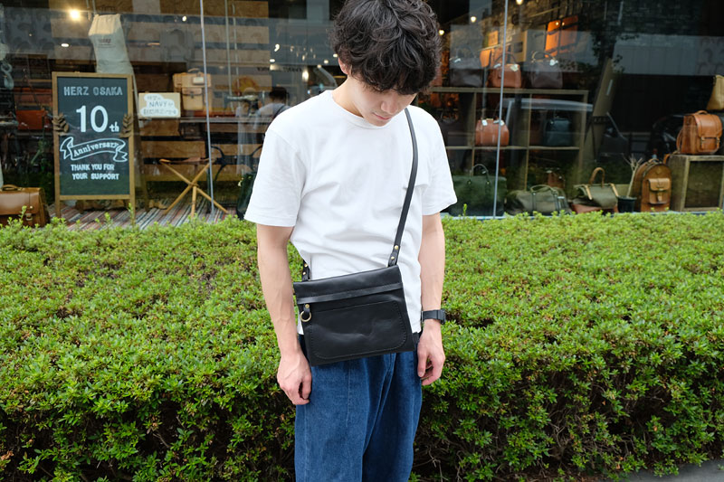 ノートサコッシュ ブラックメンズ着用1