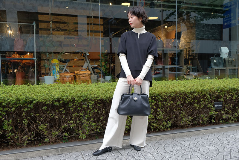 タックバッグ ブラックレディース着用2
