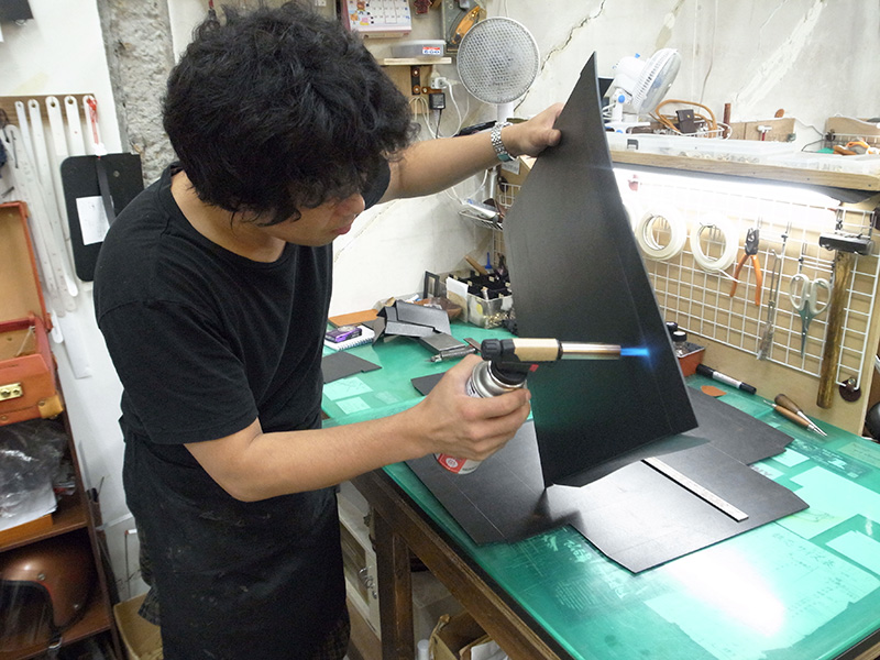 仙台店にてトランクの制作を学ぶ間所