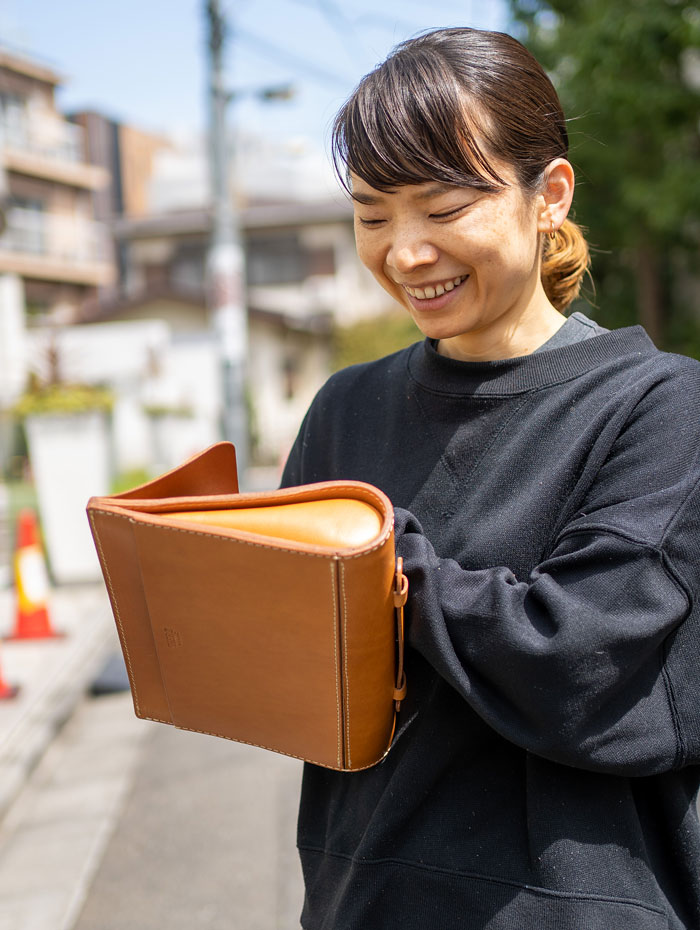 くり抜きクラッチバッグ 後面