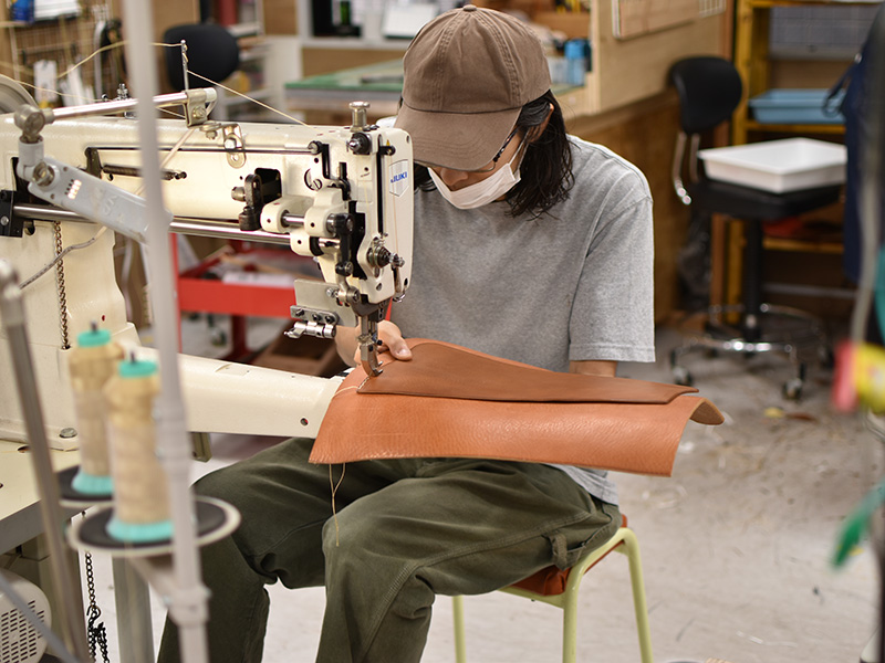メッセンジャーバッグ(W-3)を作る古川(後面ポケット縫い付け1)