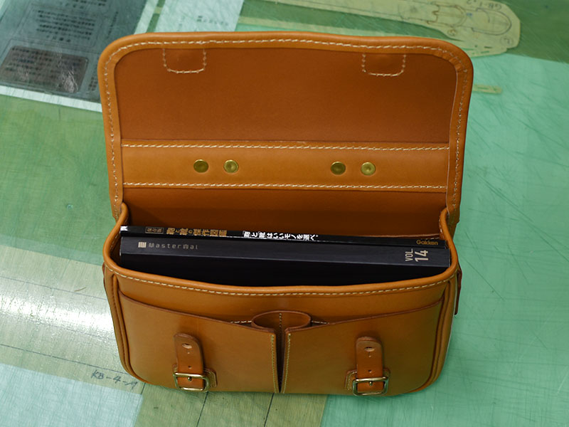 2wayショルダーバッグ(CW-10)Sサイズへの収納(A4サイズの雑誌)