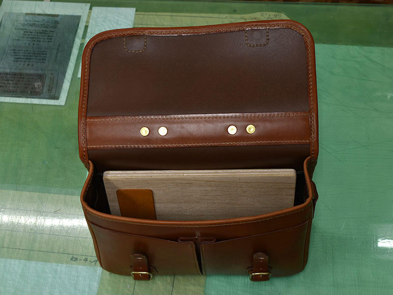 2wayショルダーバッグ(CW-10)Mサイズへの収納(ノートパソコン13インチサイズの板)