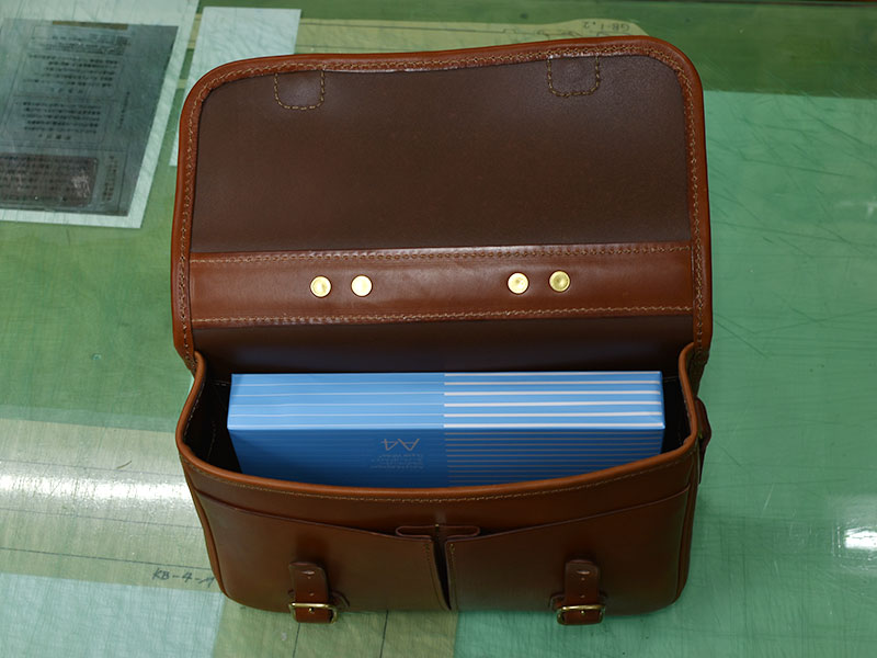 2wayショルダーバッグ(CW-10)Mサイズへの収納(A4用紙)2