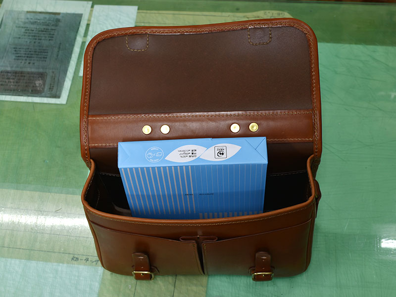 2wayショルダーバッグ(CW-10)Mサイズへの収納(A4用紙)1