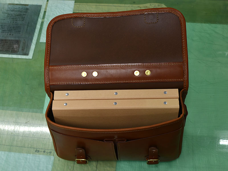 2wayショルダーバッグ(CW-10)Mサイズへの収納(A4リングファイル)1