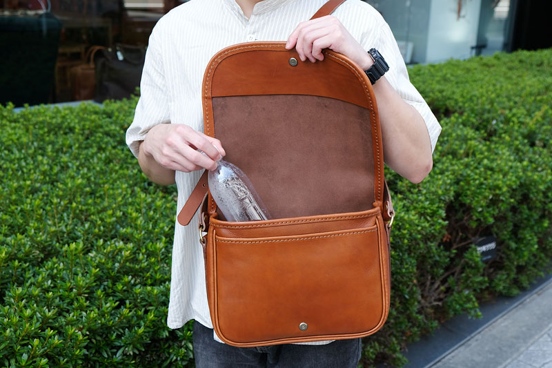 総かぶせショルダーバッグ(AI-2313) ペットボトル取り出し