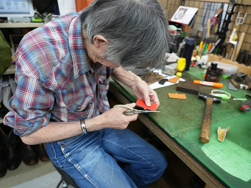 キーホルダー・ブック(KE-208)切り作業