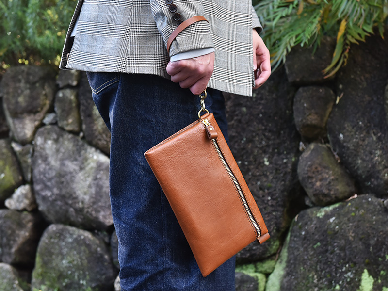 2wayフラットショルダー(G-89)Mサイズクラッチバッグとして着用2