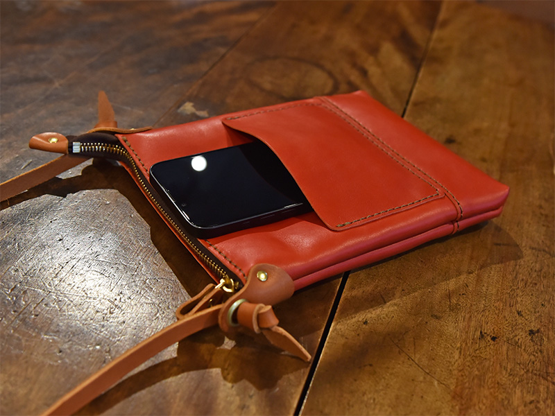ショルダーポシェット(CP-37)Mサイズ前ポケットへのスマホ収納
